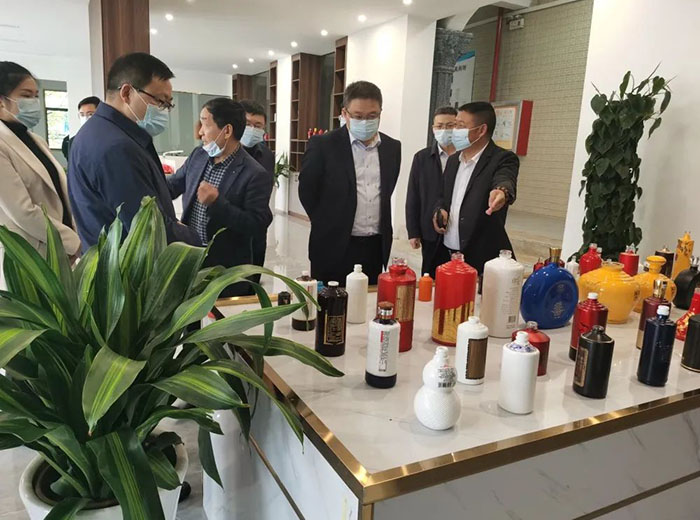 茅臺(tái)集團(tuán)黨委委員、副總經(jīng)理吳浩軍及播州區(qū)委書(shū)記陳松等領(lǐng)導(dǎo)一行蒞臨首創(chuàng)公司參觀指導(dǎo)工作